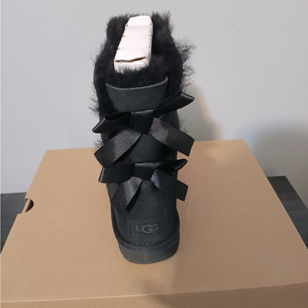 Black authentic Ugg boots brand new size 5 in women.